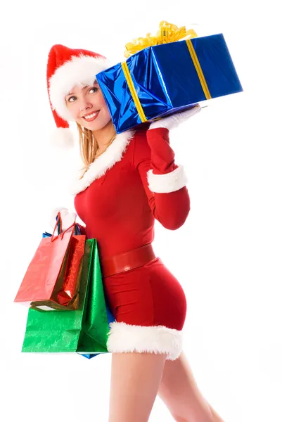 かわいい女の子のクリスマス プレゼントを運ぶ — ストック写真
