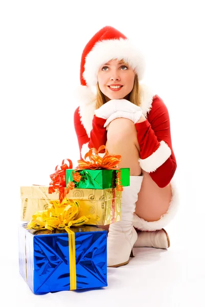 Мечтательная девушка с рождественскими подарками — стоковое фото