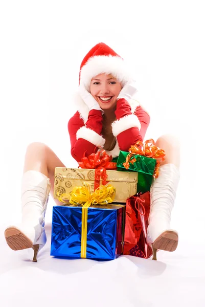 Счастливая девушка с рождественскими подарками — стоковое фото
