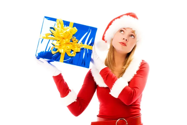 Κορίτσι κουνώντας ένα κουτί με ένα χριστουγεννιάτικο δώρο — Φωτογραφία Αρχείου