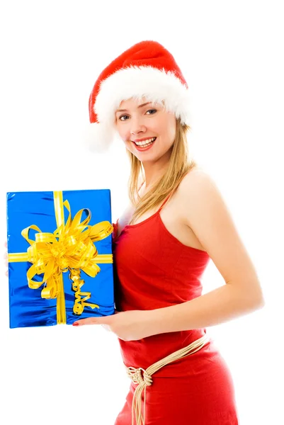 Chica bonita sosteniendo un regalo de Navidad — Foto de Stock