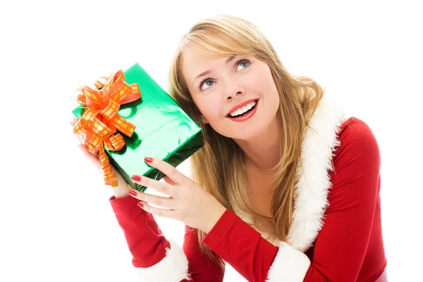 Hübsches Mädchen schüttelt ein Weihnachtsgeschenk — Stockfoto