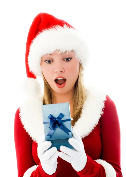 Chica sorprendida abriendo un regalo de Navidad — Foto de Stock