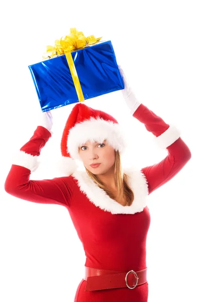 Söt flicka håller en julklapp — Stockfoto