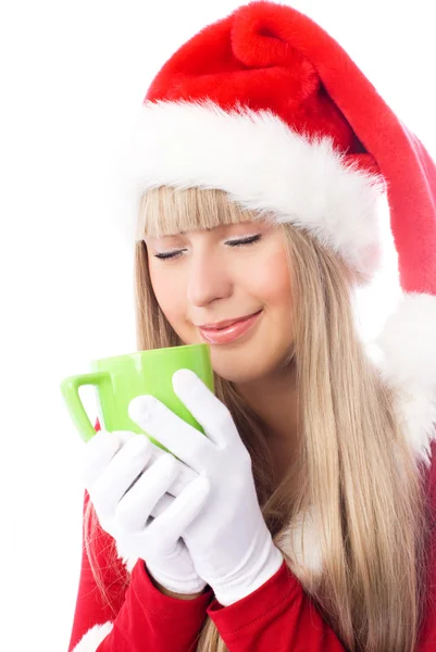 Schöne Mädchen genießt eine Tasse heißen Tee — Stockfoto