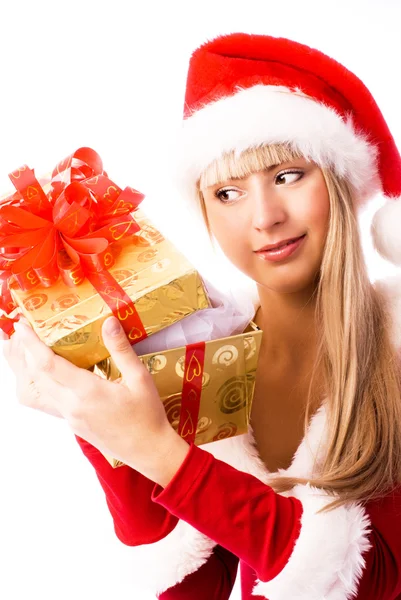 Vacker flicka ser in i julklapp — Stockfoto