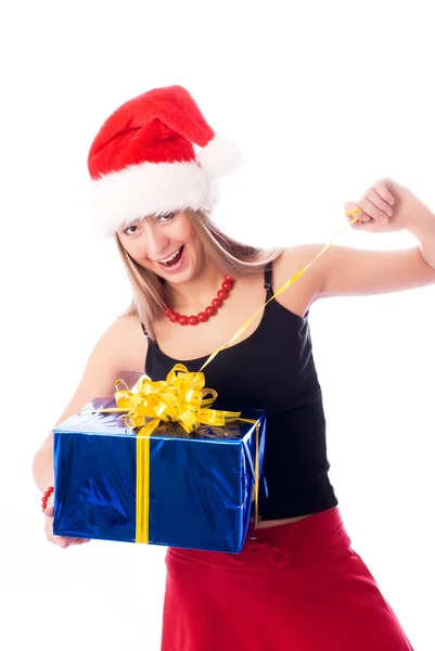 Glückliches Mädchen öffnet ein Geschenk — Stockfoto