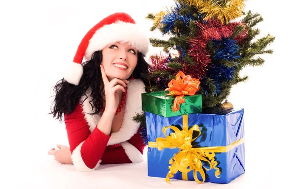Schöne brünette Frau unter dem Weihnachtsbaum — Stockfoto