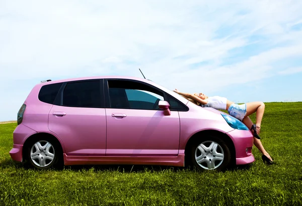 Mädchen mit ihrem Auto — Stockfoto