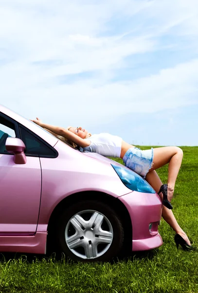 Mädchen mit ihrem Auto — Stockfoto