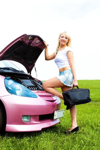 Mädchen repariert Auto — Stockfoto