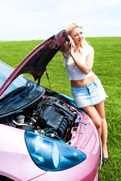 Mädchen repariert Auto — Stockfoto