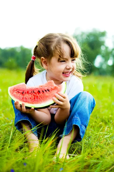 Meisje eten water-meloen — Stockfoto