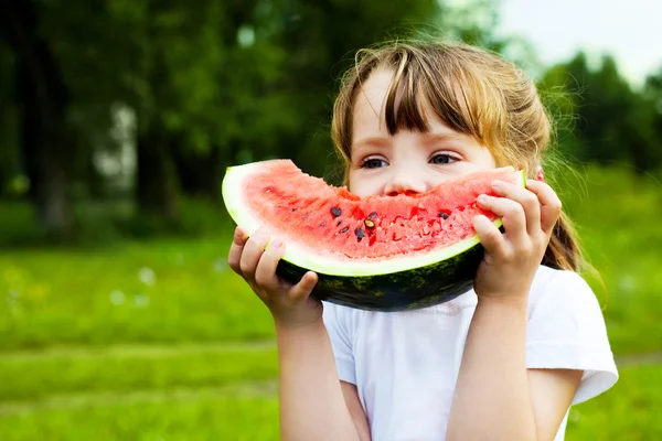 Mädchen isst Wassermelone — Stockfoto