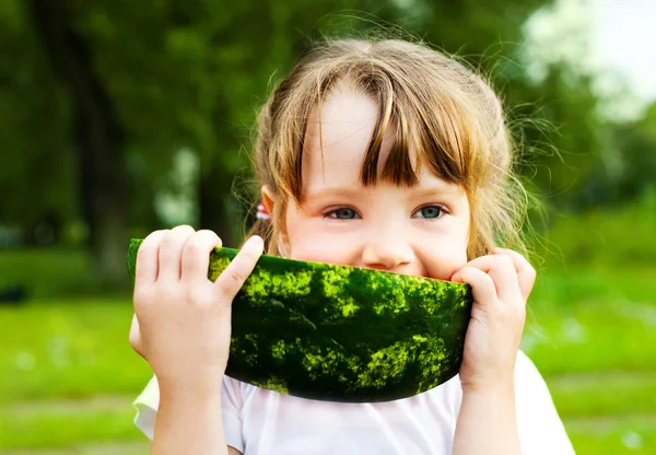 Meisje eten watermeloen — Stockfoto