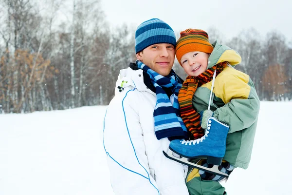 Baba ve oğul buz pateni git — Stok fotoğraf