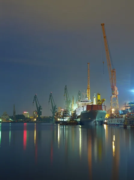 夜にグダニスクの造船所 — ストック写真