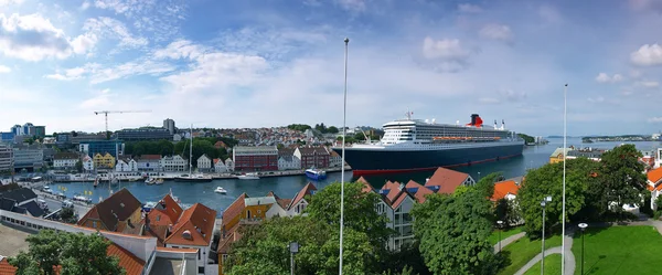 Limanda büyük bir yolcu gemisi — Stok fotoğraf