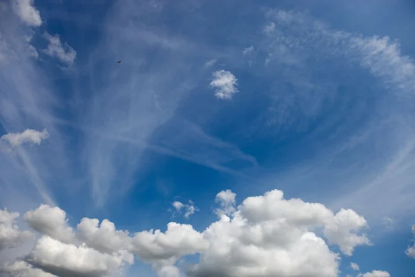 Błękitne niebo i samolot — Zdjęcie stockowe