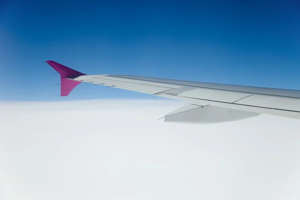 Nuvens e asas planas — Fotografia de Stock