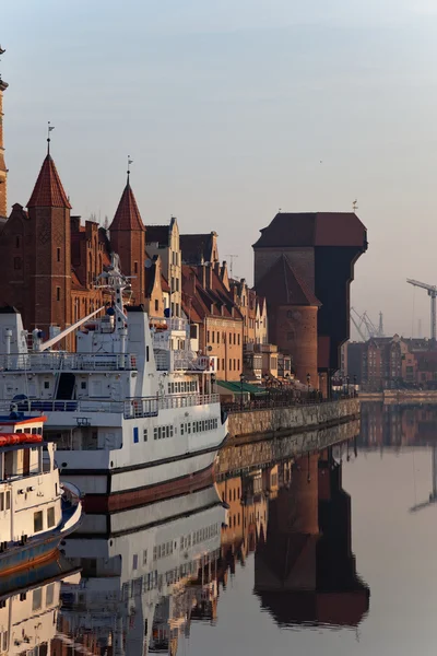 Gdaňsk z břehu řeky za úsvitu — Stock fotografie