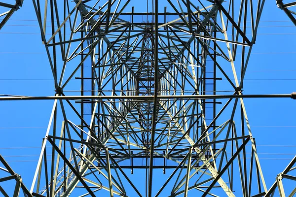 Torre de alto voltaje — Foto de Stock
