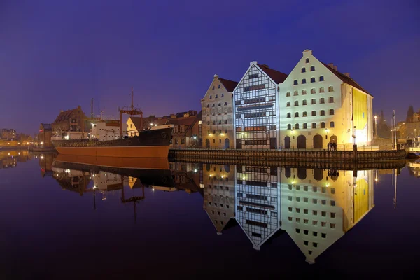 Loď v noci v Gdaňsku — Stock fotografie