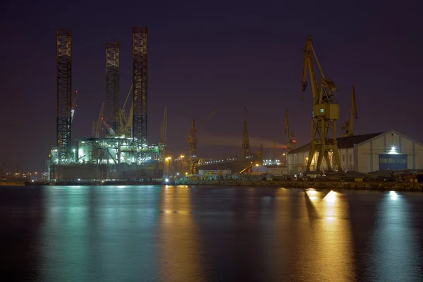 Ölplattform in den Werften — Stockfoto