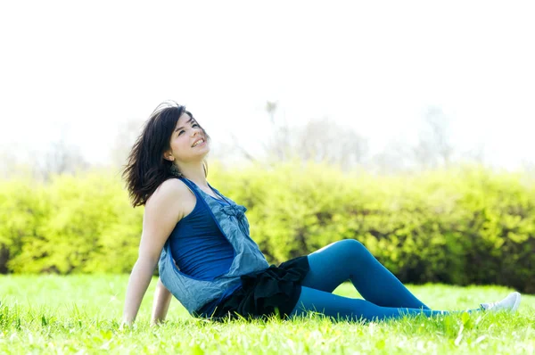 草の上に横たわって若い幸せな女の子 — ストック写真
