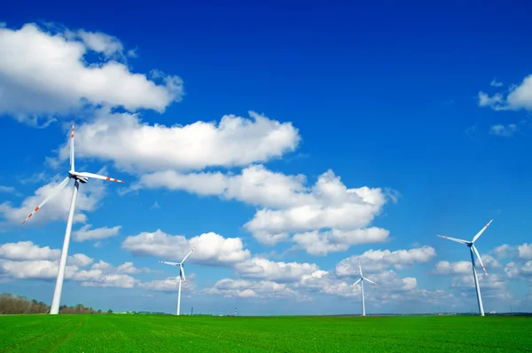 緑の野原に風力タービン — ストック写真