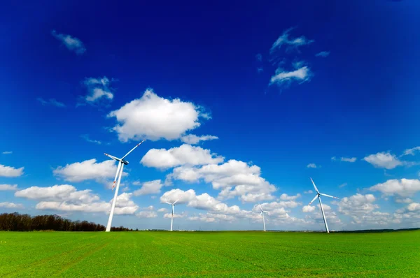 Wind turbines on green field — Stock Photo, Image