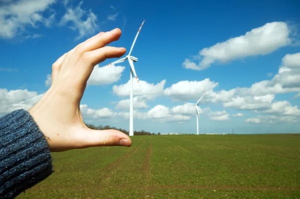 在绿色的原野上的风力涡轮机 — 图库照片