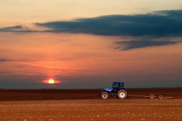 Jordbruk landskap, traktorn arbetar — Stockfoto
