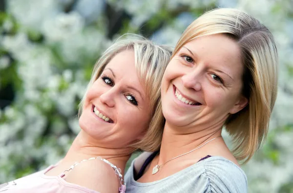 Glada systrar — Stockfoto