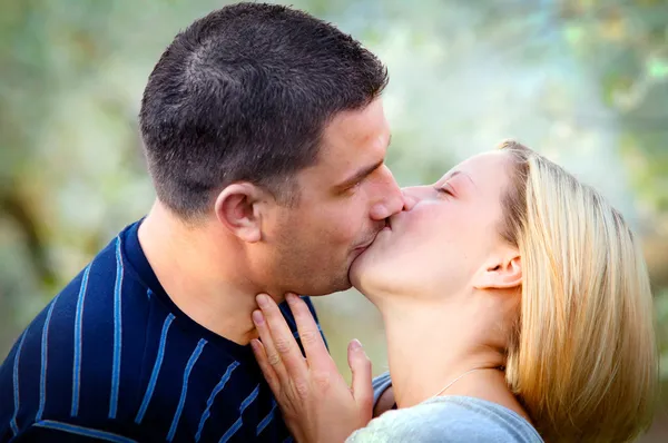 Amor beijando casal — Fotografia de Stock