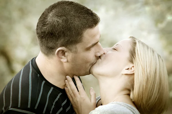Çift öpüşme aşk — Stok fotoğraf