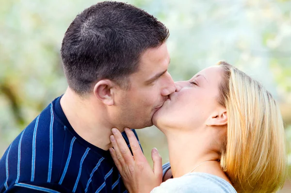 Çift öpüşme aşk — Stok fotoğraf