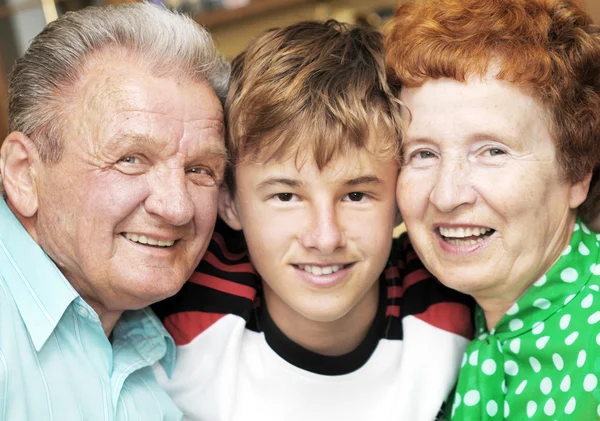 Grootouders met kleinzoon — Stockfoto