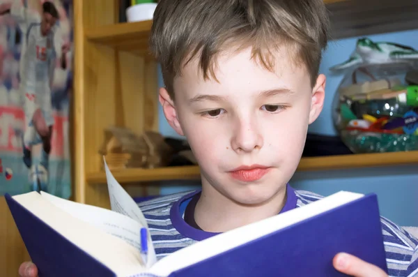 Jongen lezen boek — Stockfoto