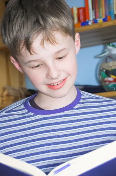 Хлопчик читання книги — стокове фото