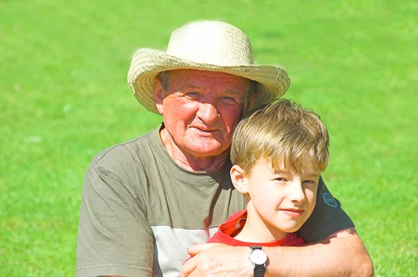 Großvater mit Enkel — Stockfoto
