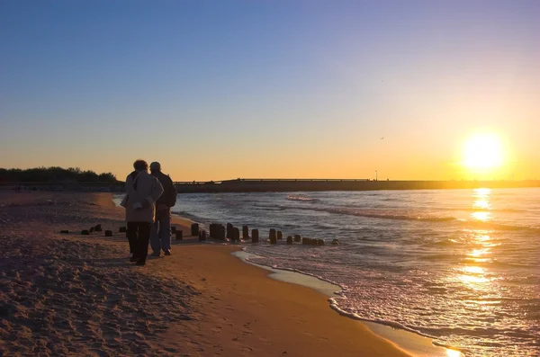 Прогулка по пляжу на восходе солнца — стоковое фото