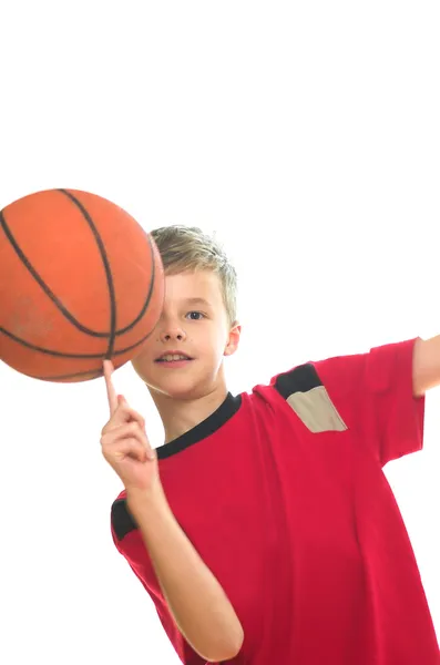 Pojke spelar basket — Stockfoto