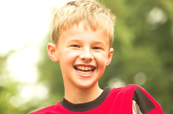 Porträt eines lachenden Jungen — Stockfoto