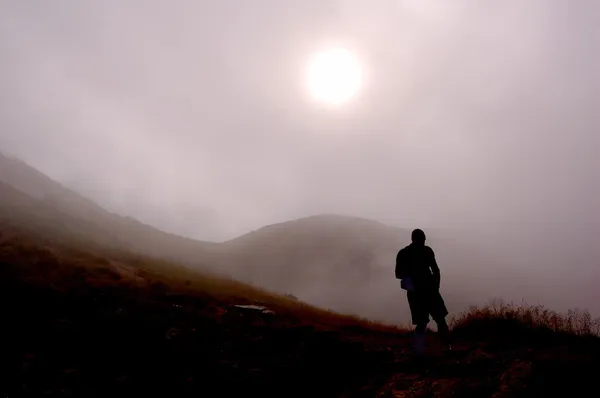 男と霧山 — ストック写真