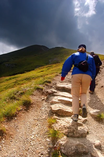 山のトレイルをハイキング — ストック写真