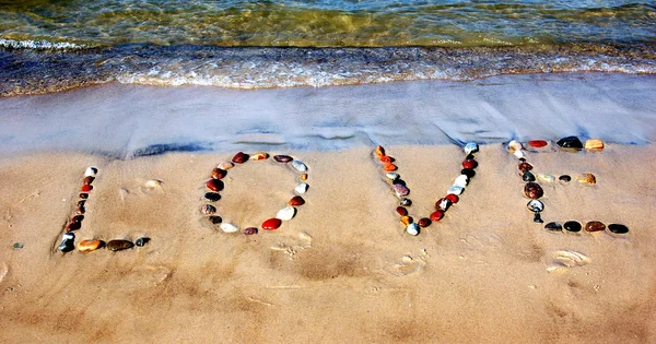 Slovo láska na pláži písek — Stock fotografie