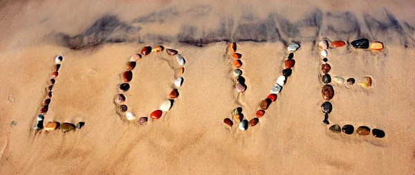 Mot AMOUR sur la plage de sable — Photo