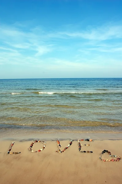 Palavra AMOR na areia da praia — Fotografia de Stock