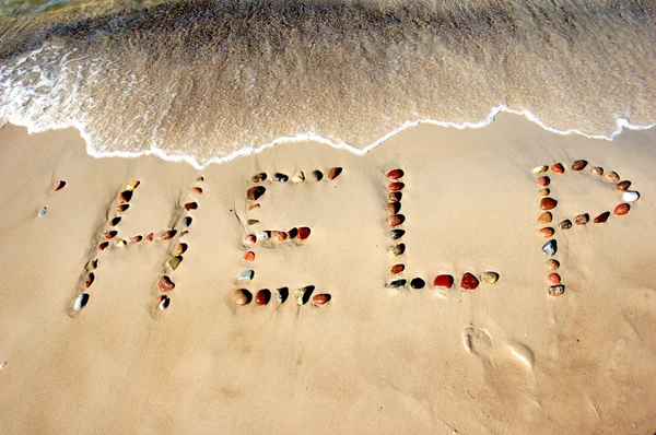 Parola AIUTO sulla sabbia della spiaggia — Foto Stock